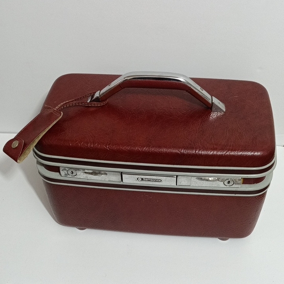 Samsonite Vintage Red Cosmetics Hard Case with Key - Picture 1 of 3